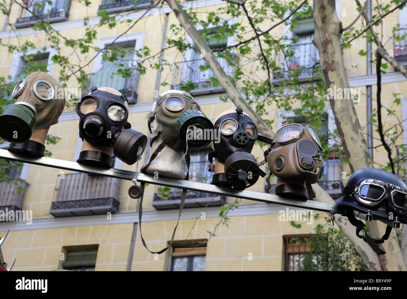 Militare di protezione di maschere antigas, esercito eccedenza, IL MERCATO DELLE PULCI, il rastro, la latina di quartiere, Madrid, Spagna Foto Stock