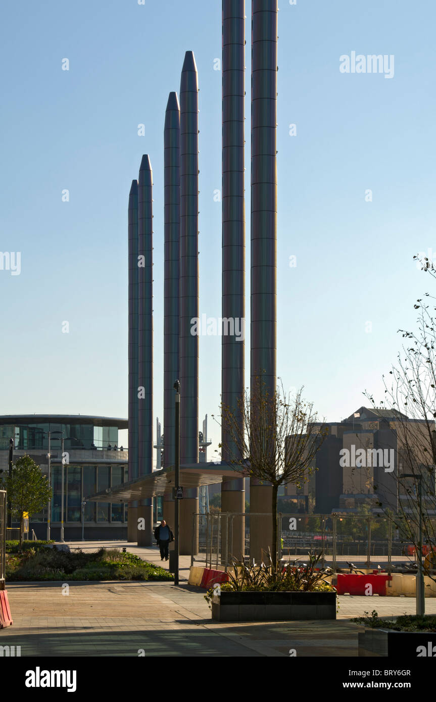 Le colonne di illuminazione con baldacchino a 'la fase " area della piazza, MediaCityUK, Salford, Manchester, UK. Lowry Arts Center dietro. Foto Stock