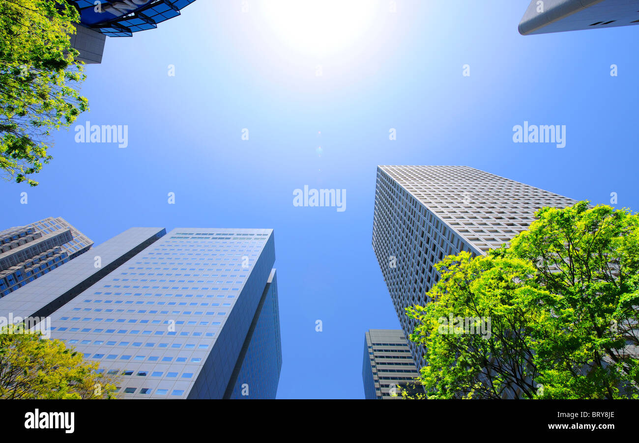 Basso angolo di edificio e cielo blu Foto Stock