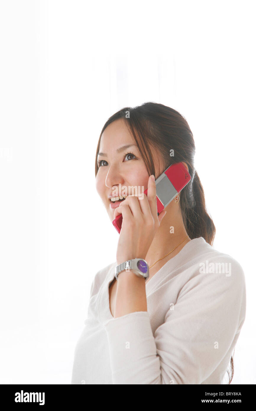 Giovane donna parla al telefono cellulare Foto Stock