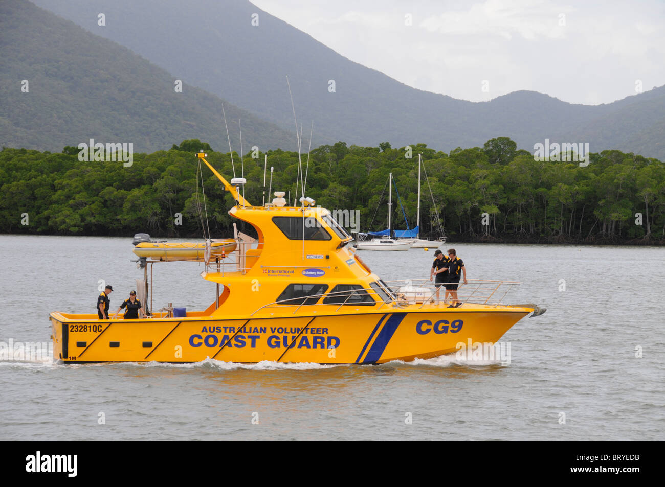 Un australiano Coast Guard nave andando per mare da Cairns, Queensland, Australia Foto Stock