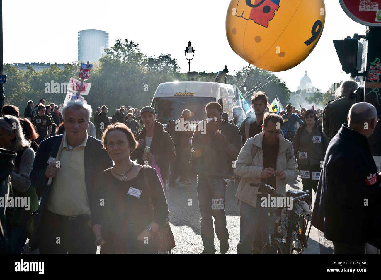 Gruppo diversificato dimostra contro un aumento dell' età pensionabile sul Pont de Sully con Pantheon cupola in distanza Paris 12 Ottobre 2010 Foto Stock