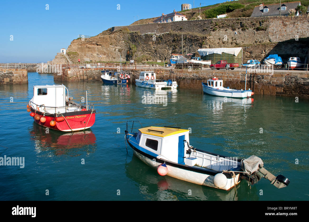 Barche da pesca in porto a portreath, Cornwall, Regno Unito Foto Stock