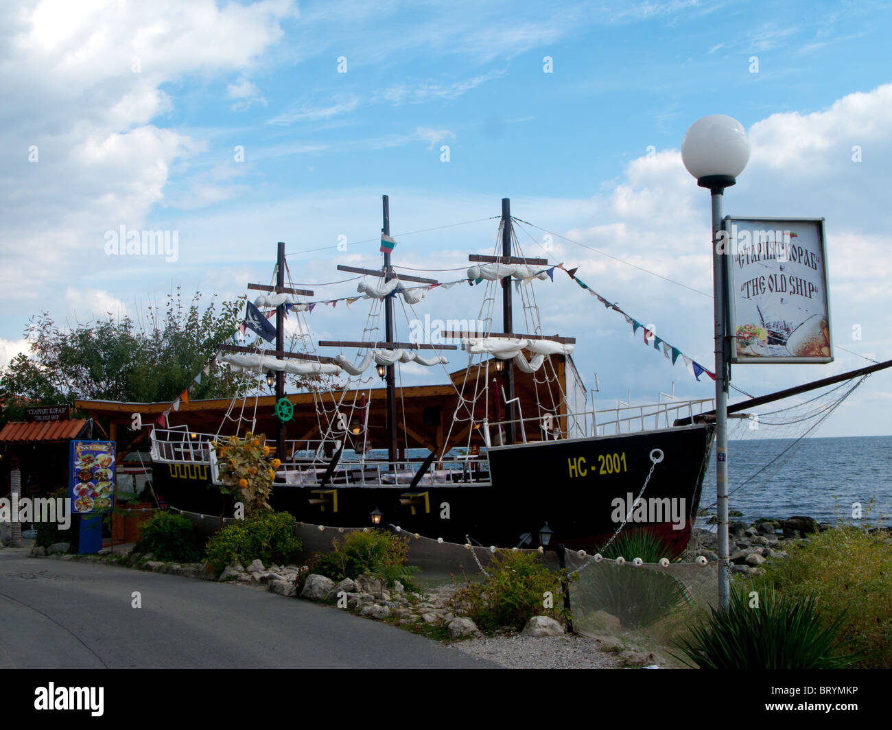 La vecchia nave ristorante e caffetteria in Nessebar Bay, Bulgaria Foto Stock