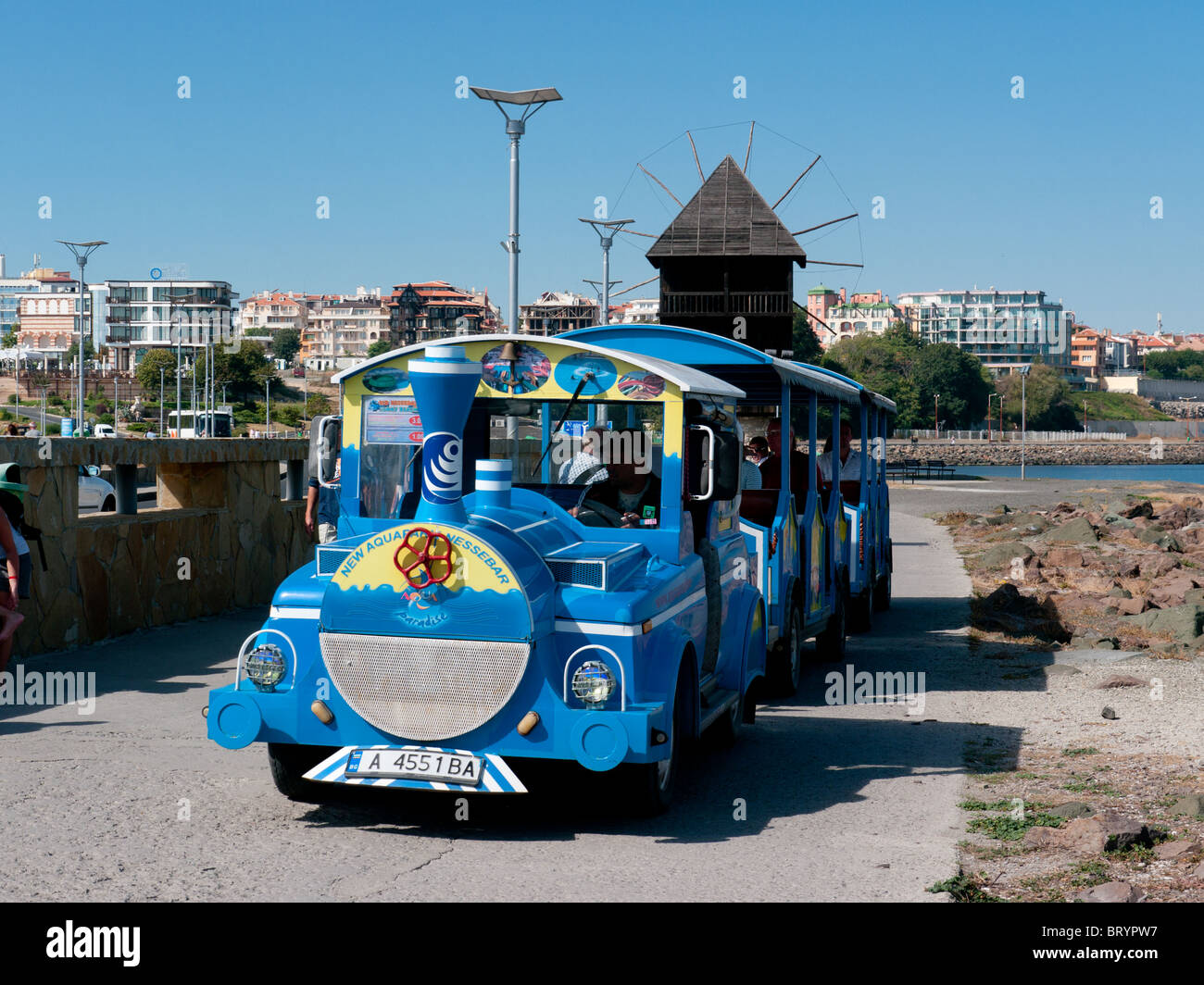 Turisti e tour escursione in treno a Nessebar porta d'ingresso, Bulgaria Foto Stock