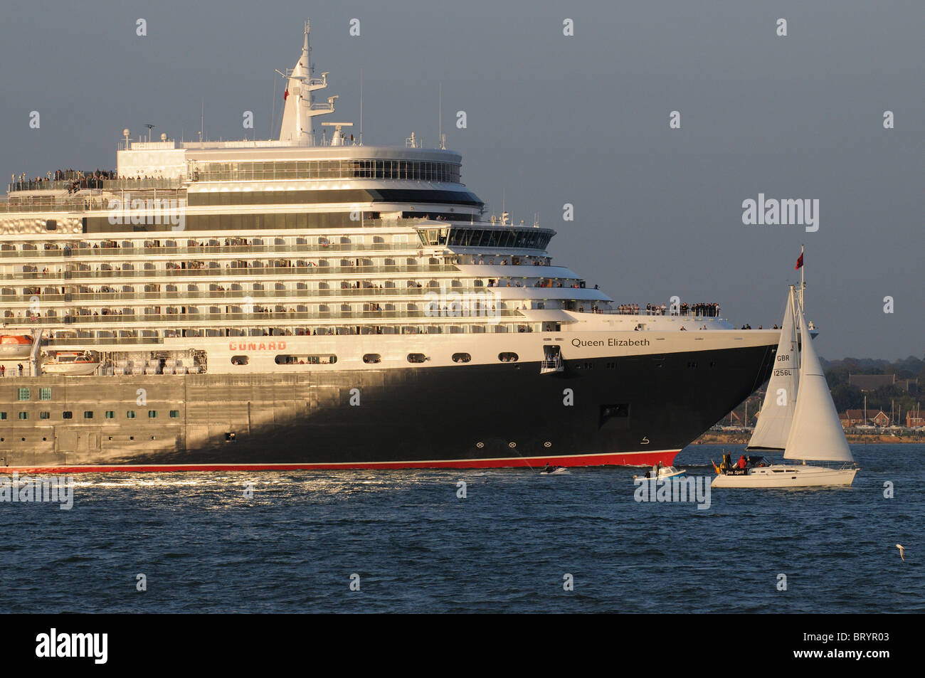 Cunard è di nuovo la regina Elisabetta crociera con partenza Southampton il suo viaggio inaugurale scortati da una flottiglia di pescherecci di piccole dimensioni Foto Stock