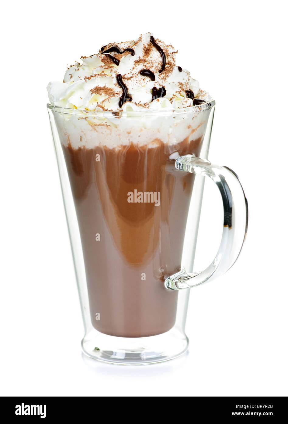 Cioccolata calda con panna montata in tazza isolata su bianco Foto Stock