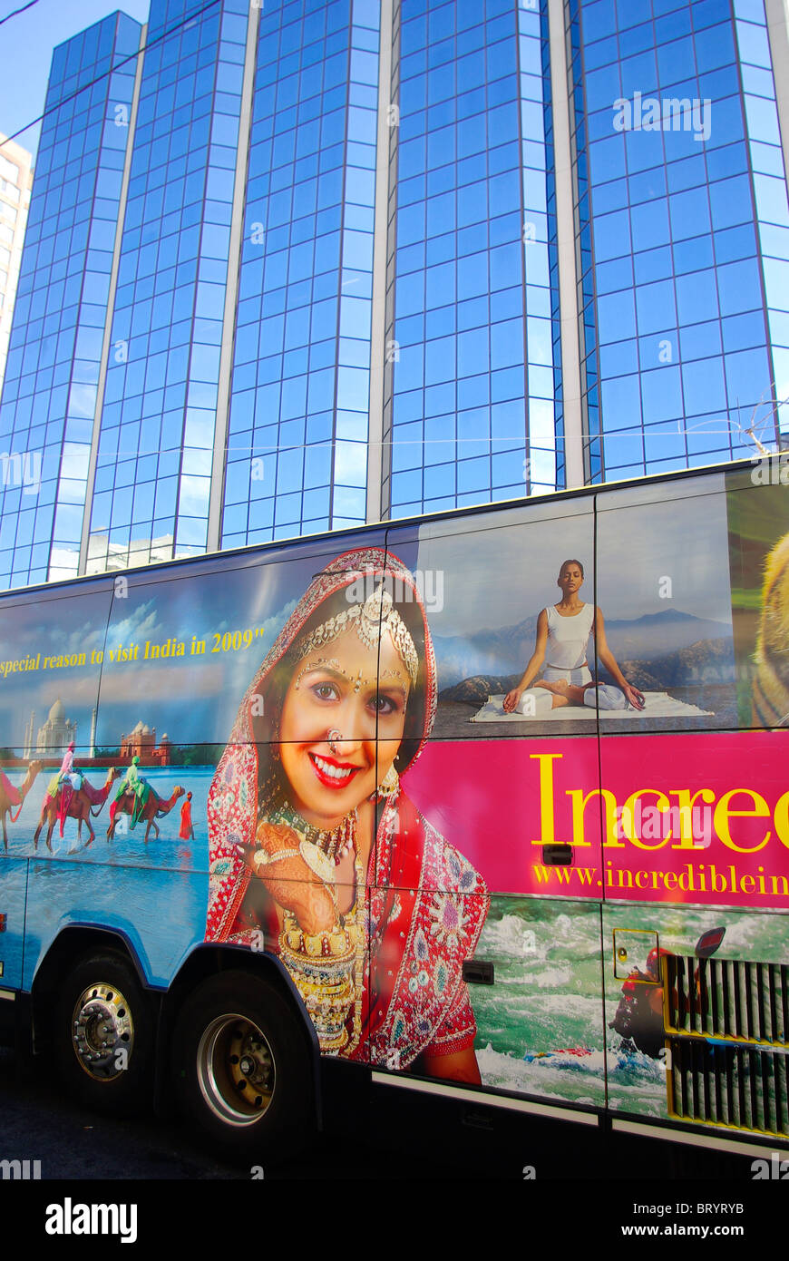 Campagna pubblicitaria. Bus grande annuncio sul viaggio India 2009 con vetro alto edificio in background. La città di New York. Foto Stock