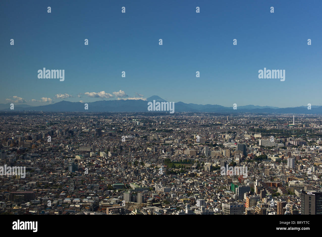 Lo skyline di Tokyo con il Monte Fuji in background Foto Stock