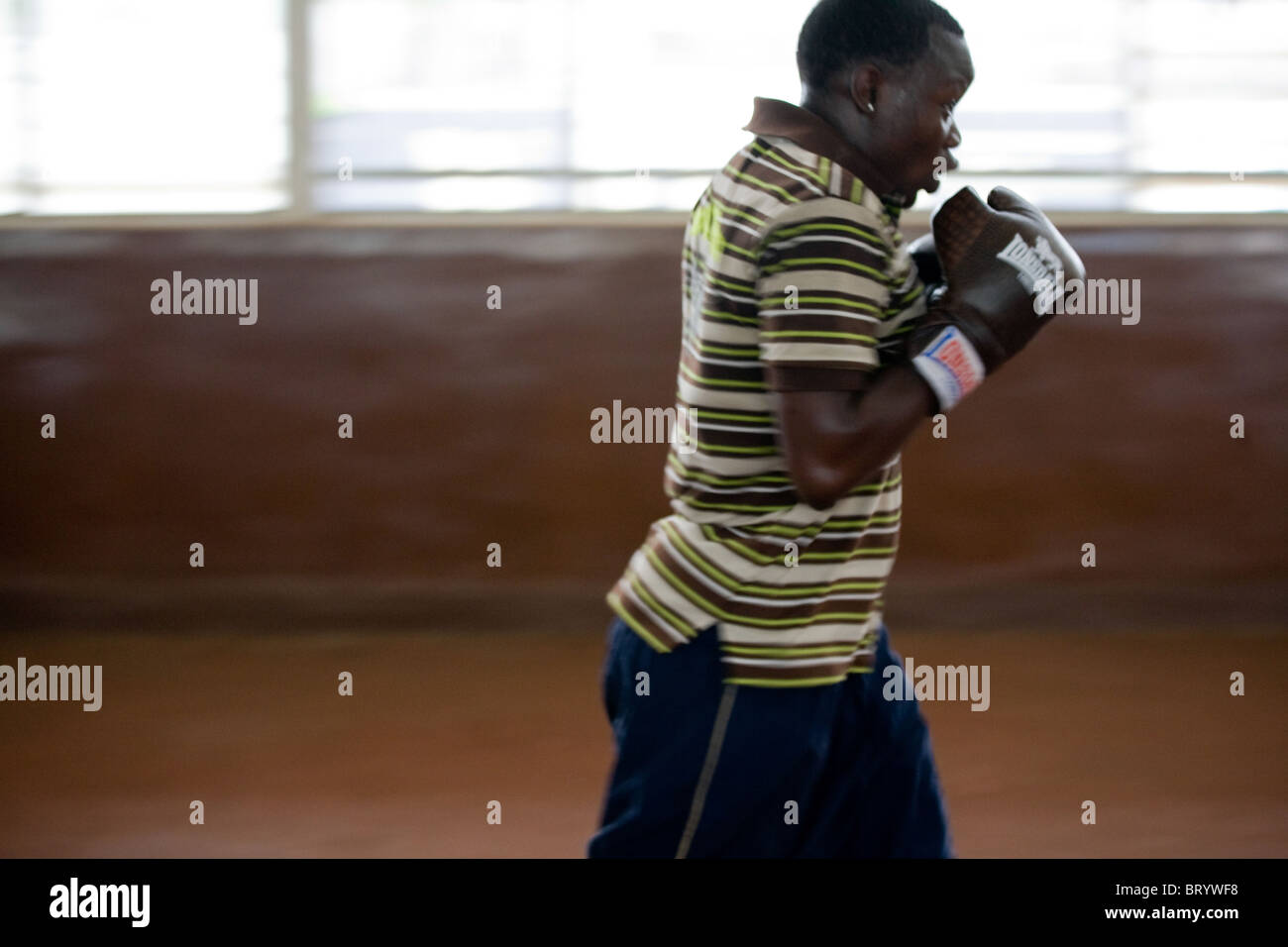 Donne Squadra di inscatolamento Sierra Leone Africa occidentale Foto Stock