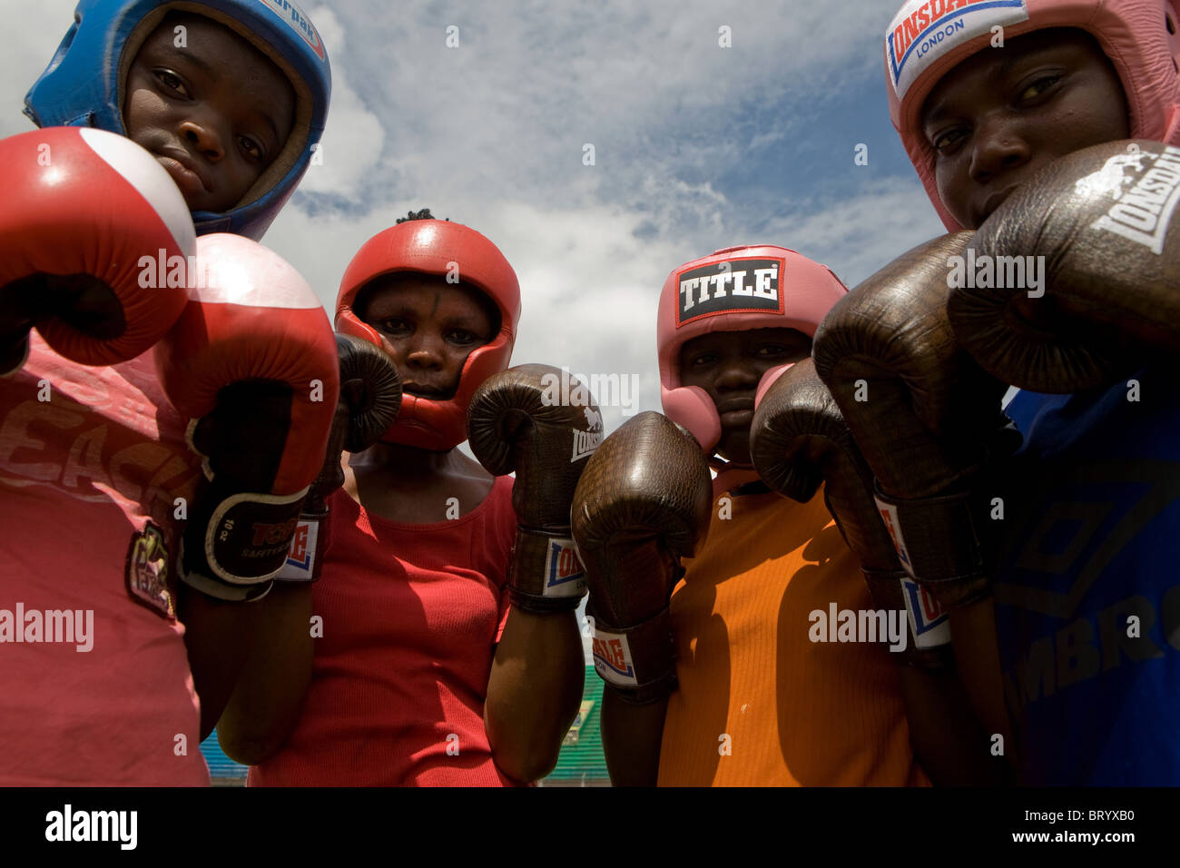 Donne Squadra di inscatolamento Sierra Leone Africa occidentale Foto Stock