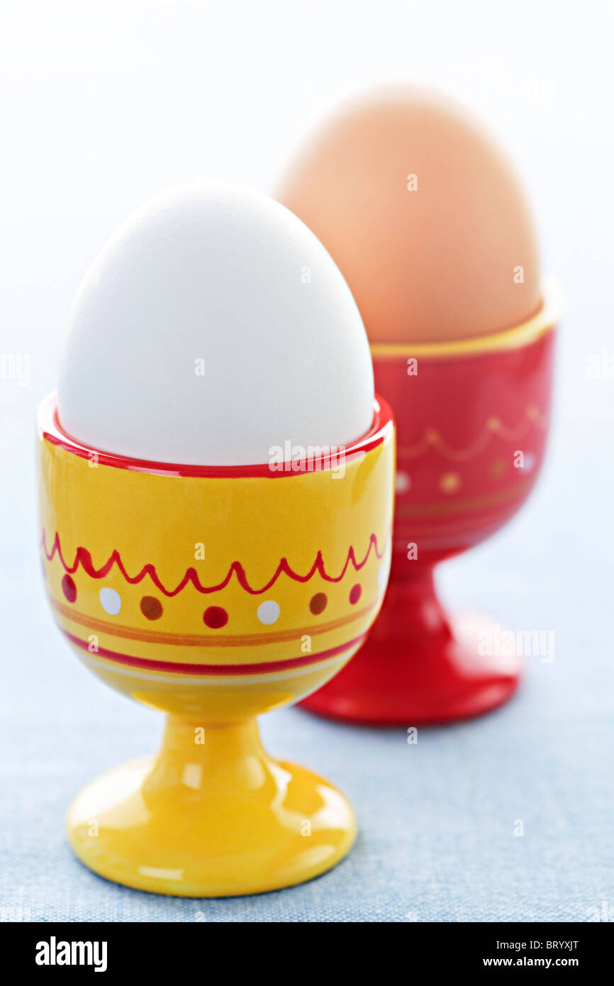 Primo piano di due uova sode in tazze Foto Stock