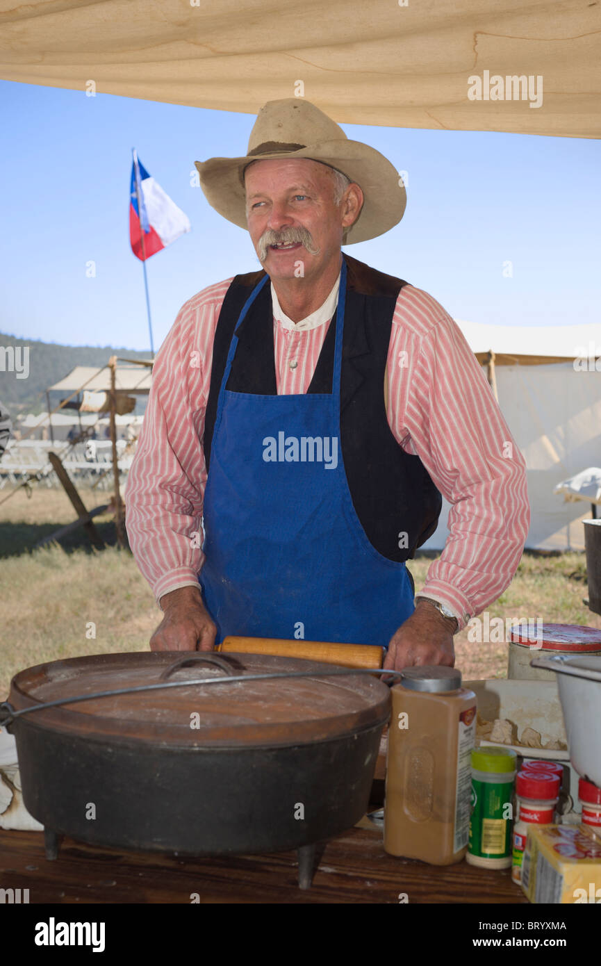 Un Chuck wagon cuoco prepara il pranzo presso il Lincoln County Cowboy Simposio e Chuck wagon Cook-Off, Ruidoso Downs, Nuovo Messico. Foto Stock