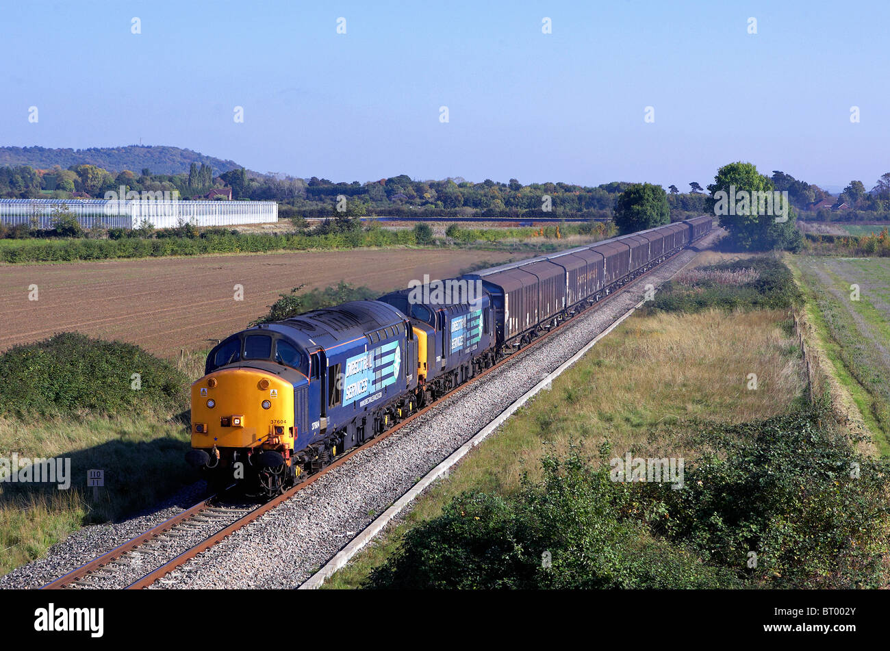 37604 & 37603 passano attraverso Moor inferiore (Nr Pershore) con 6Z80 11:10 Long Marston - Sheerness con carri per un nuovo flusso di nero Foto Stock