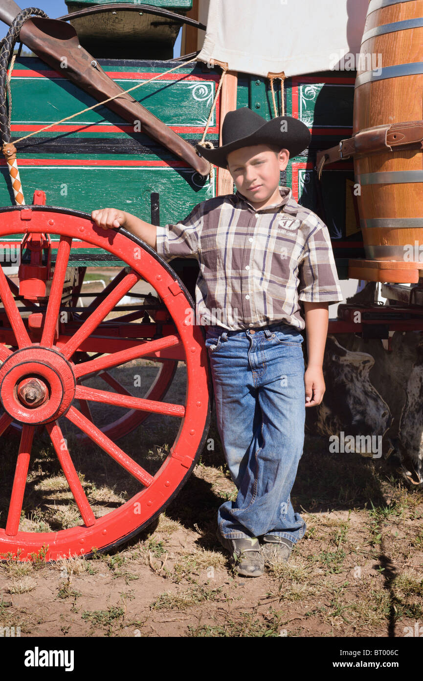 Un giovane cowboy e Chuck wagon, presso il Lincoln County Cowboy Simposio e Chuck wagon Cook-Off, Ruidoso Downs, Nuovo Messico. Foto Stock