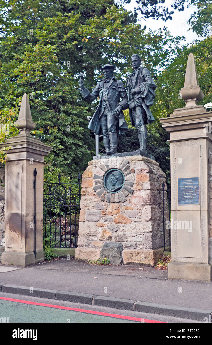 Statua del celebre scrittore Robert Louis Stevenson di caratteri da rapito David Balfour e Alan Breck Stewart Edinburgh Foto Stock