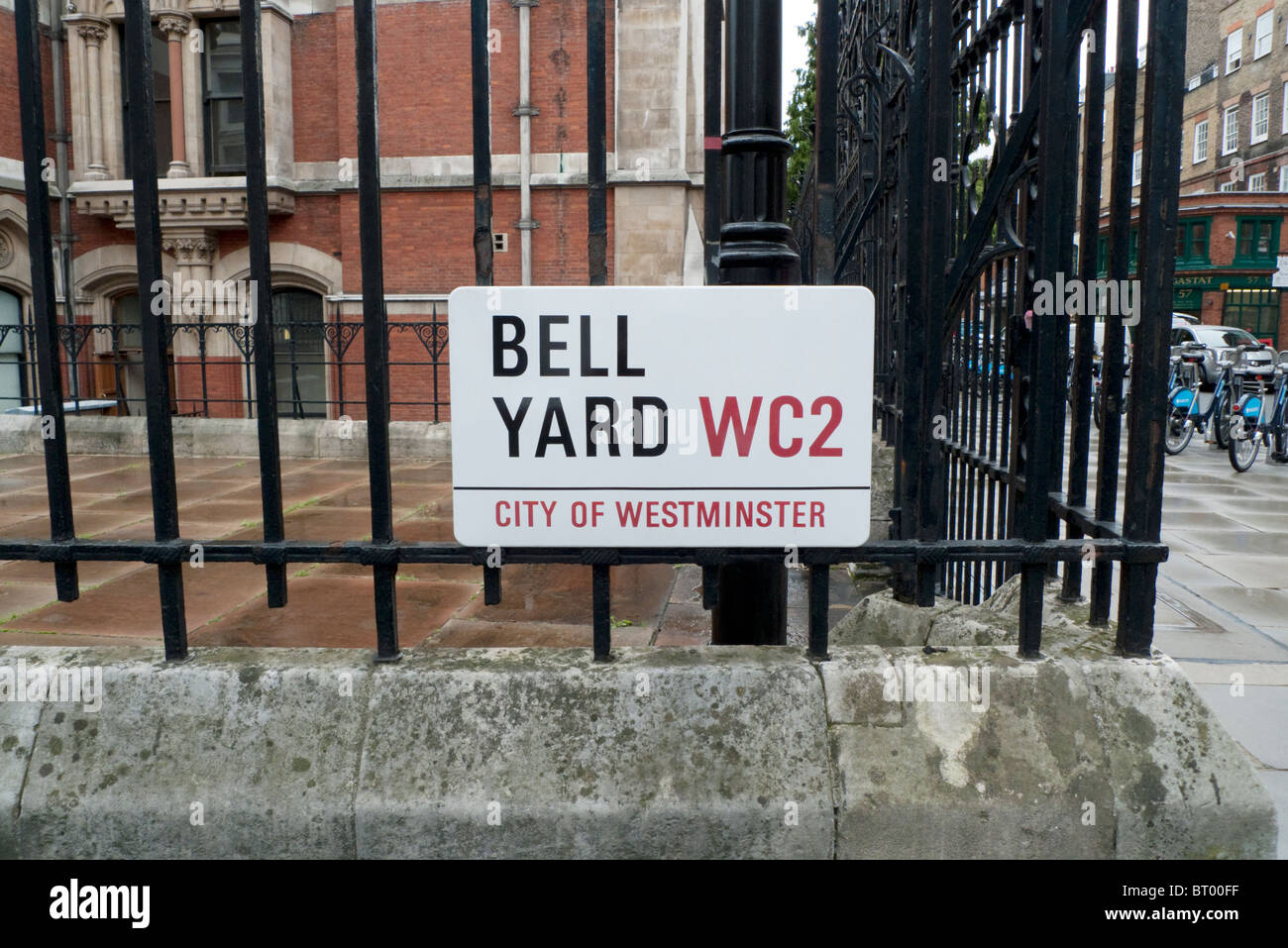 Bell Yard WC2 City of Westminster strada segno sul retro del Royal Courts of Justice vicino al cantiere di Star & London Chancery Ln England Regno Unito KATHY DEWITT Foto Stock