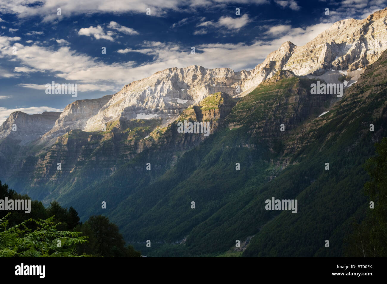 Le pareti di montagna della Valle di Pineta, nei Pirenei spagnoli della provincia di Huesca, Aragona, Spagna Foto Stock