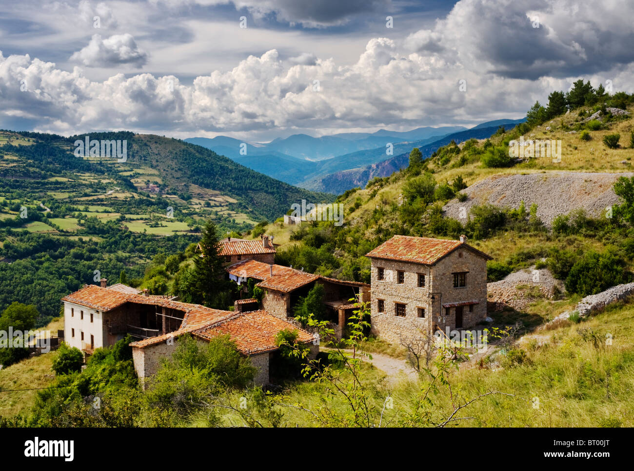 Il villaggio di Cava, Cataloñia, Spagna, con le montagne dei Pirenei in background Foto Stock