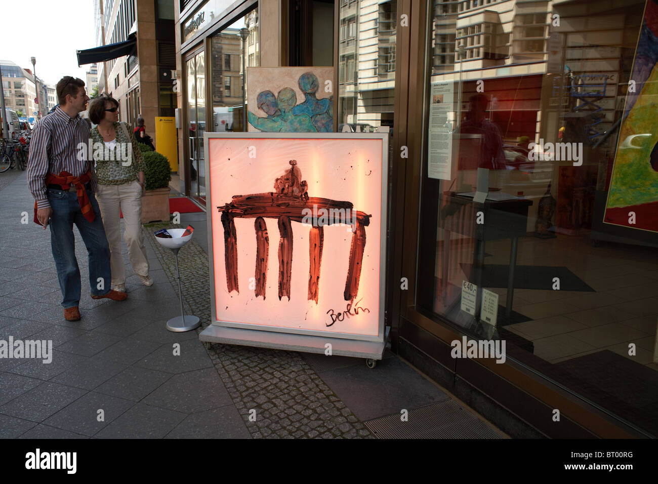 Un opera d arte di fronte alla galleria Atelier-Outlet, Berlino, Germania Foto Stock