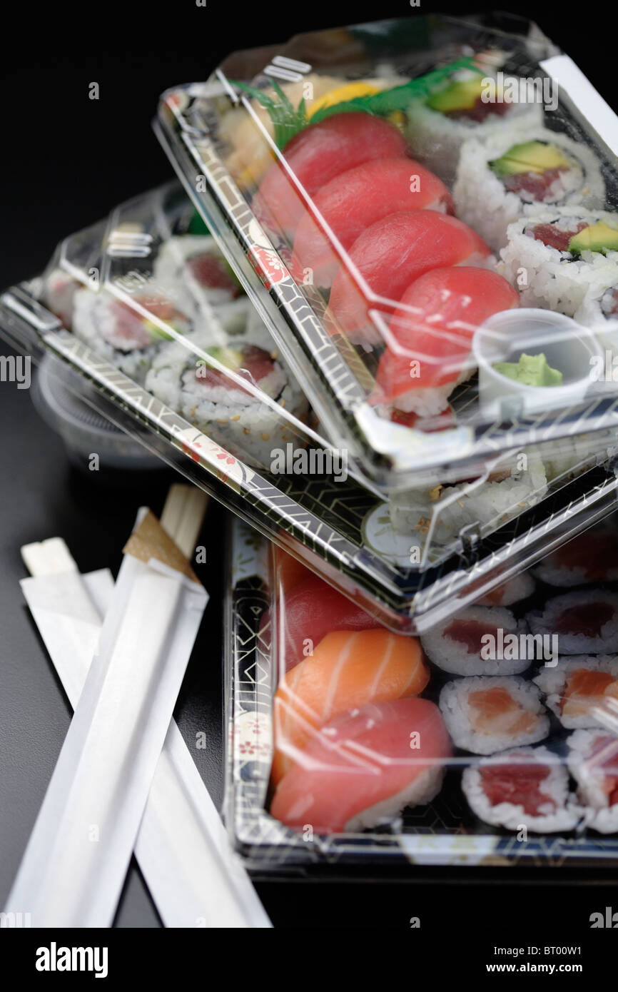 Sushi in contenitori asporto Foto Stock