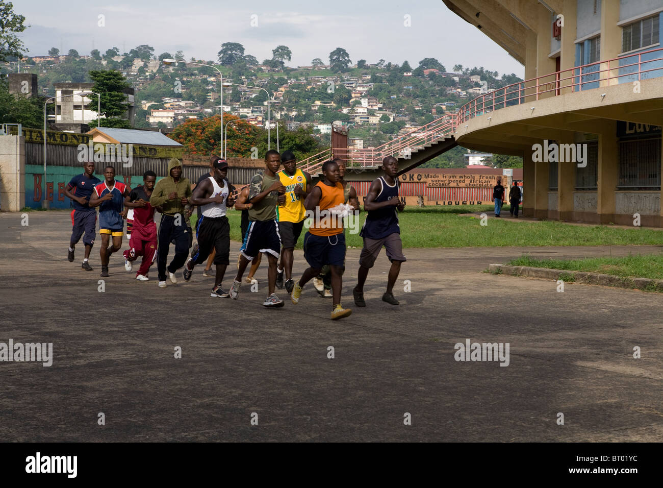 Joyce Sesay uno femminile del pugilato team sulla corsa quotidiana con i boxer maschio Sierra Leone Africa occidentale Foto Stock