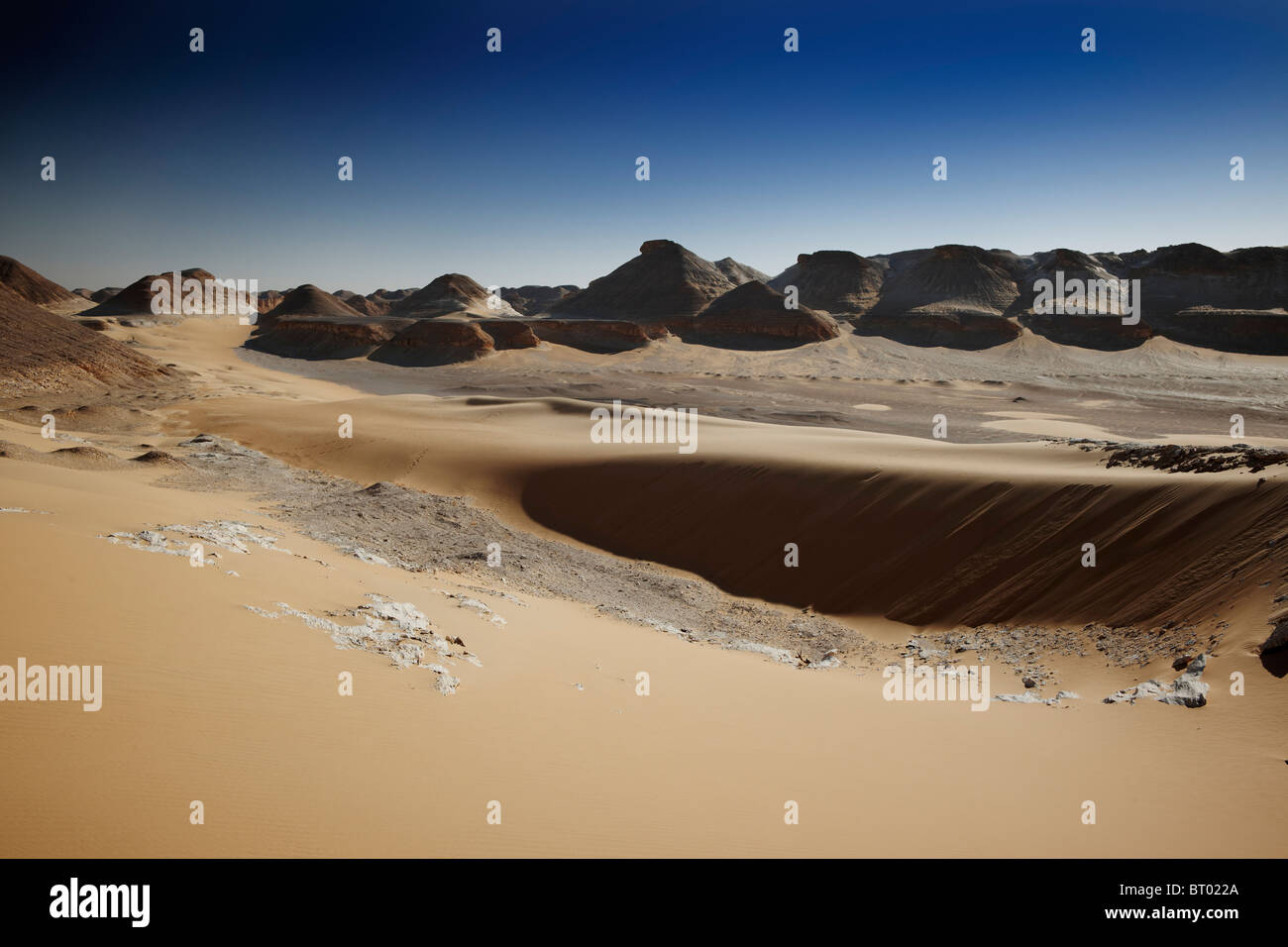 Il paesaggio del deserto vicino a Dakhla Oasis, deserto occidentale, l'Egitto, in Arabia, in Africa Foto Stock