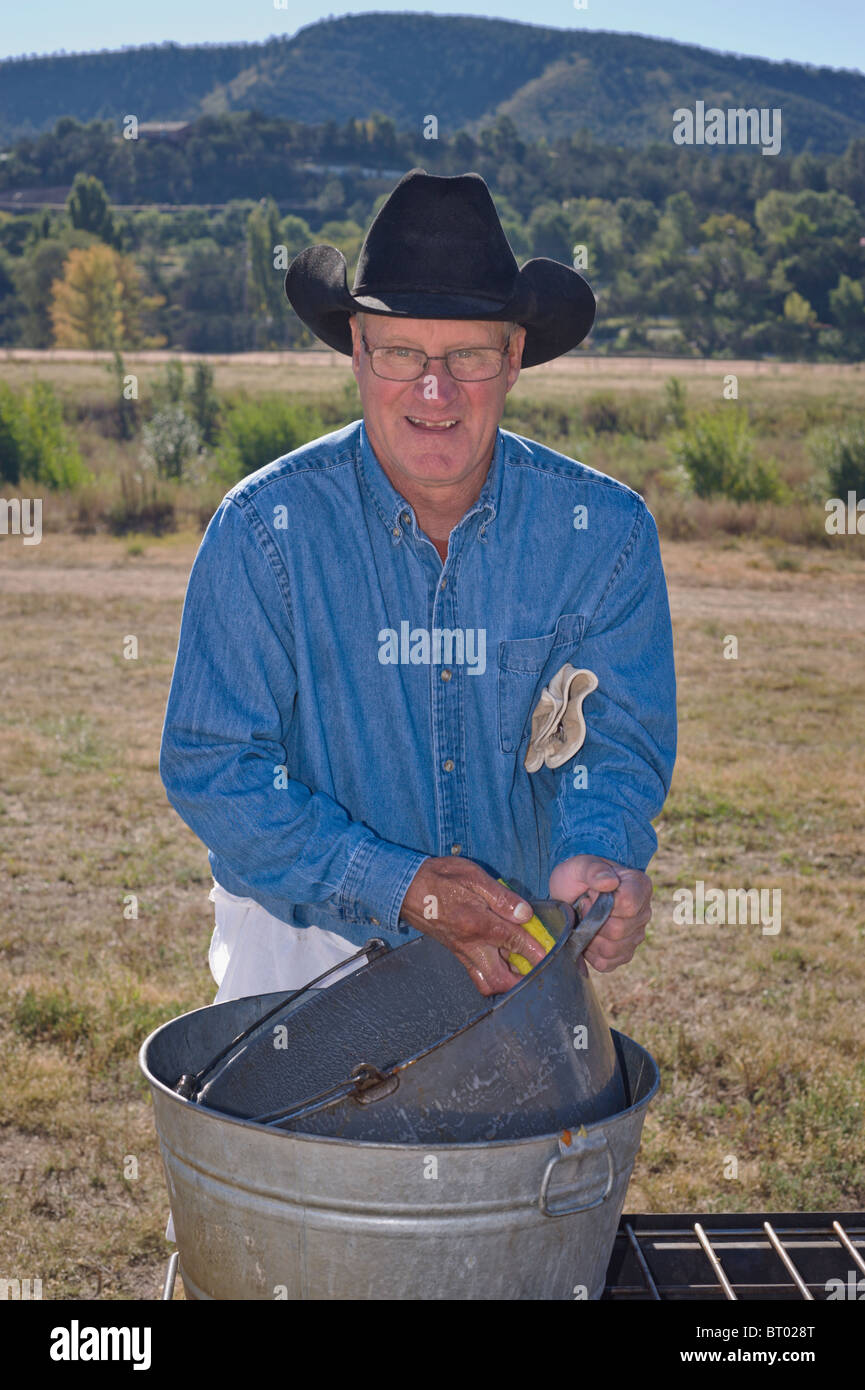 Abbondanza di pentolame da lavare, presso il Lincoln County Cowboy Simposio e Chuck wagon Cook-Off, Ruidoso Downs, Nuovo Messico. Foto Stock