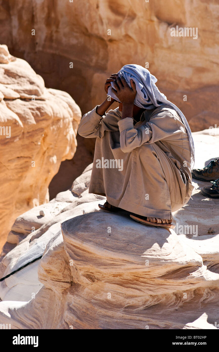 Uomo beduino presso il Canyon Bianco, Sinai, Egitto. Foto Stock