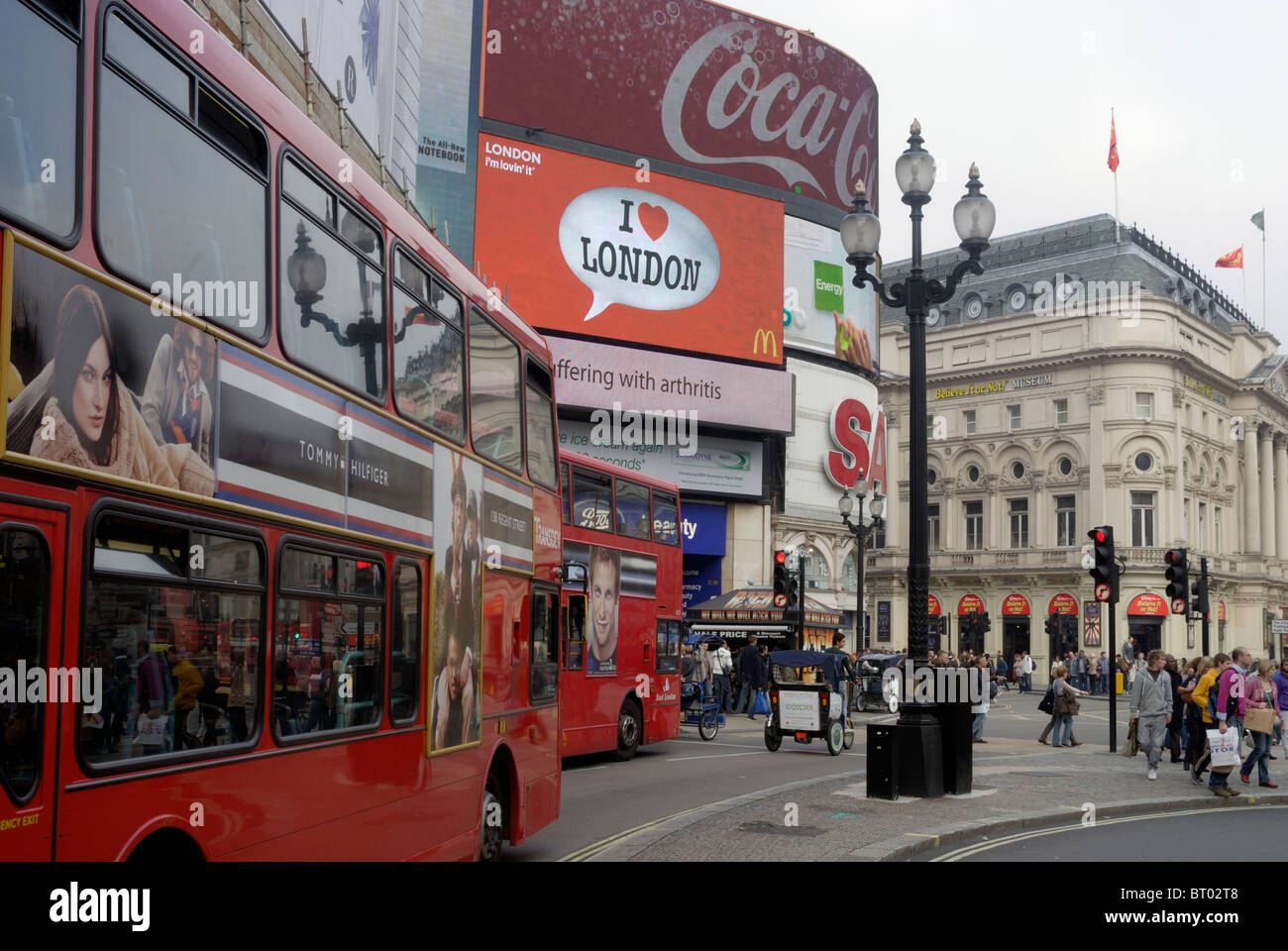 Bus rosso a due piani in Piccadilly Circus a Londra, Inghilterra, Regno Unito Foto Stock