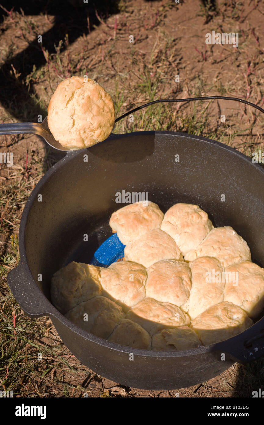 Piping di biscotti caldi dal forno olandese - Lincoln County Cowboy Simposio e Chuck wagon Cook-Off, Ruidoso Downs, Nuovo Messico. Foto Stock