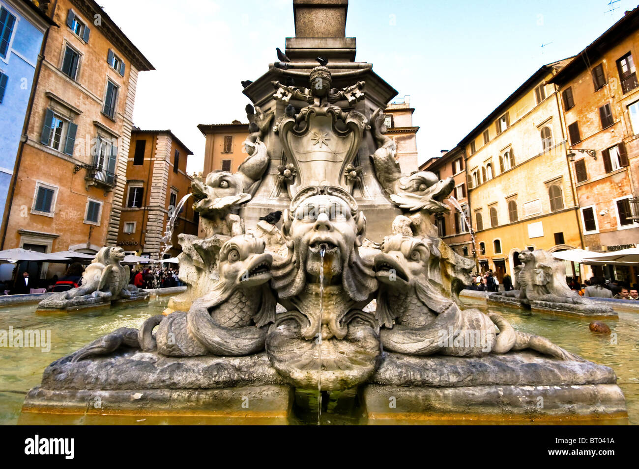 Fontana di acqua al di fuori del Pantheon a Roma , Italia Foto Stock
