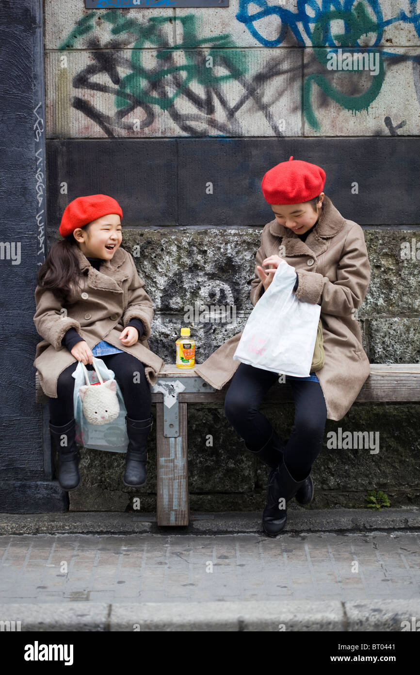 Due sorella gioca Harajuku Tokyo Giappone Foto Stock