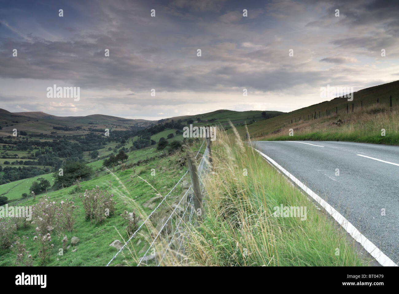 Strada tranquilla nel Parco Nazionale di Peak District, verso Disley, Cheshire, Inghilterra, Regno Unito Foto Stock