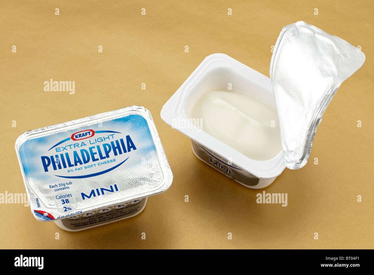 Due mini cartoni da 5% a basso contenuto di grassi luce Philadelphia crema di formaggio morbido Foto Stock