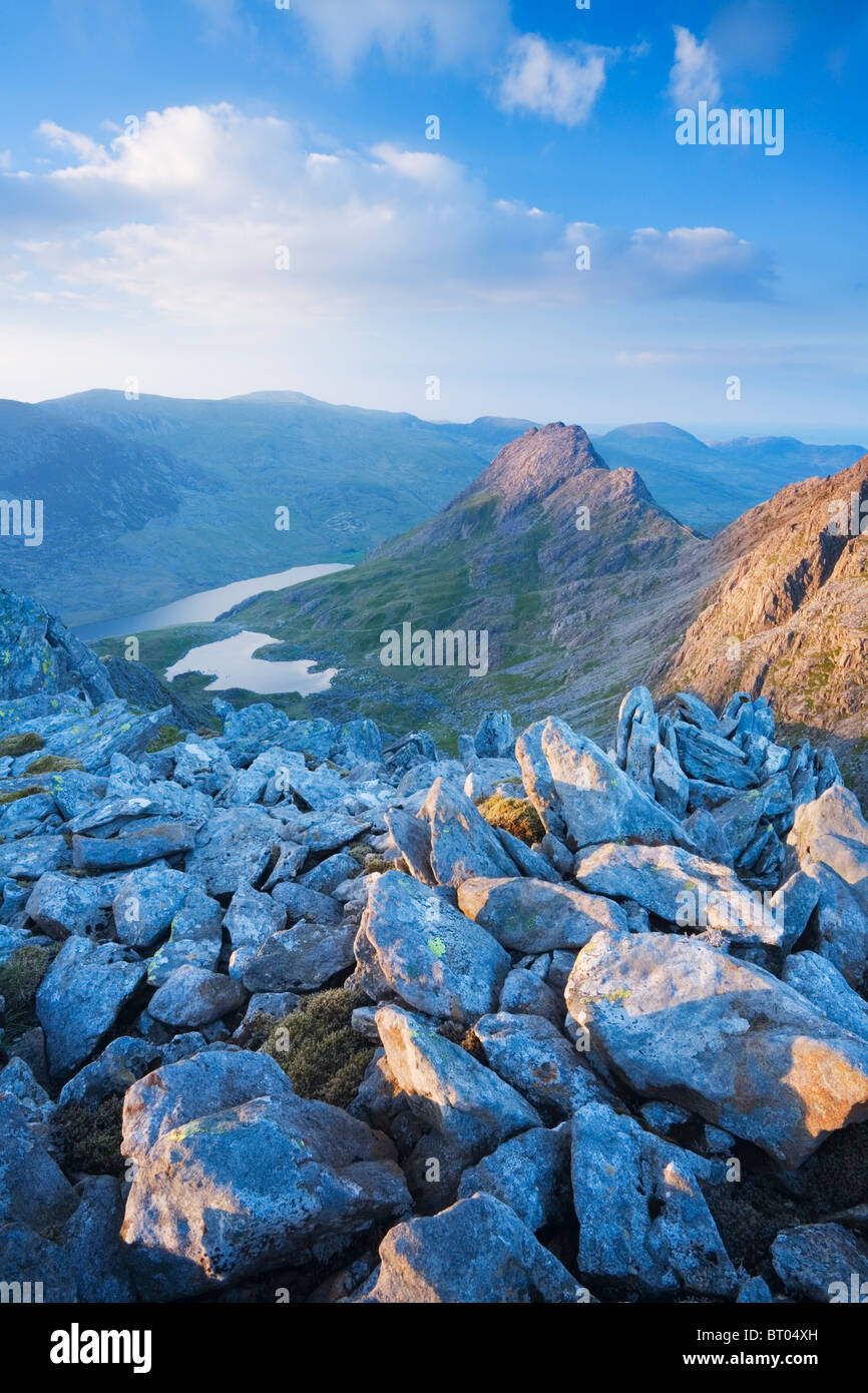 Monte Tryfan e la valle Ogwen da Glyder Fach. Parco Nazionale di Snowdonia. Conwy. Il Galles. Regno Unito. Foto Stock