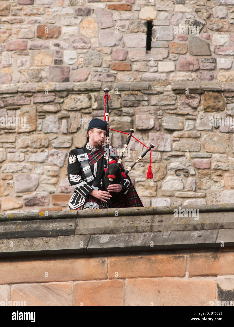 Bagpiper al castello di Edimburgo, Scozia. Foto Stock