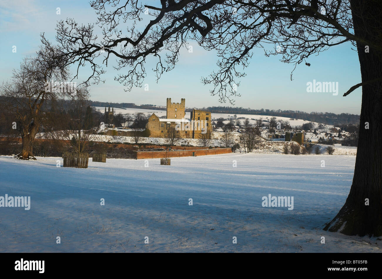 Castello di Helmsley in inverno con la neve Foto Stock