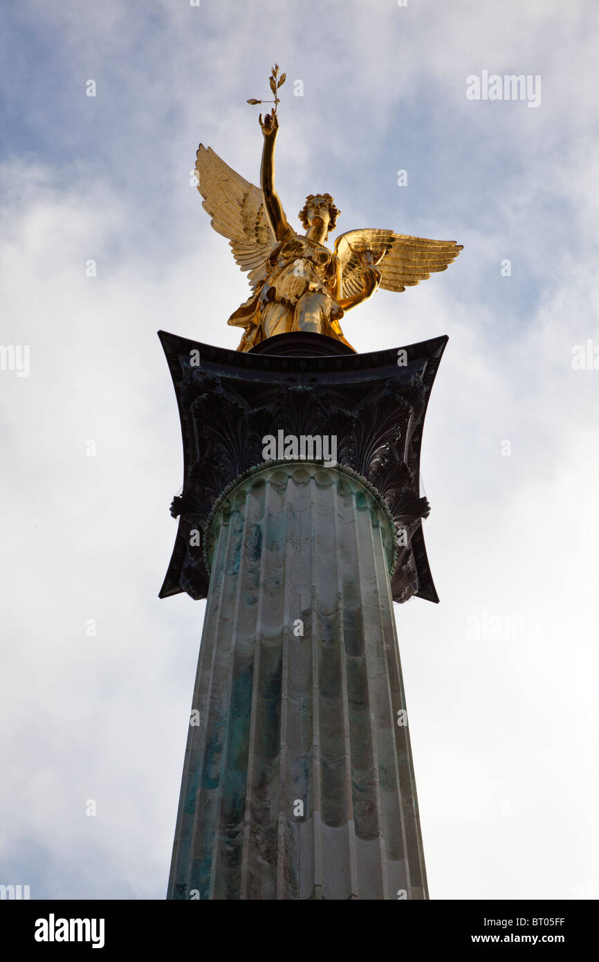 Golden Angel di pace sulla colonna, Massimiliano Park, Monaco di Baviera Foto Stock