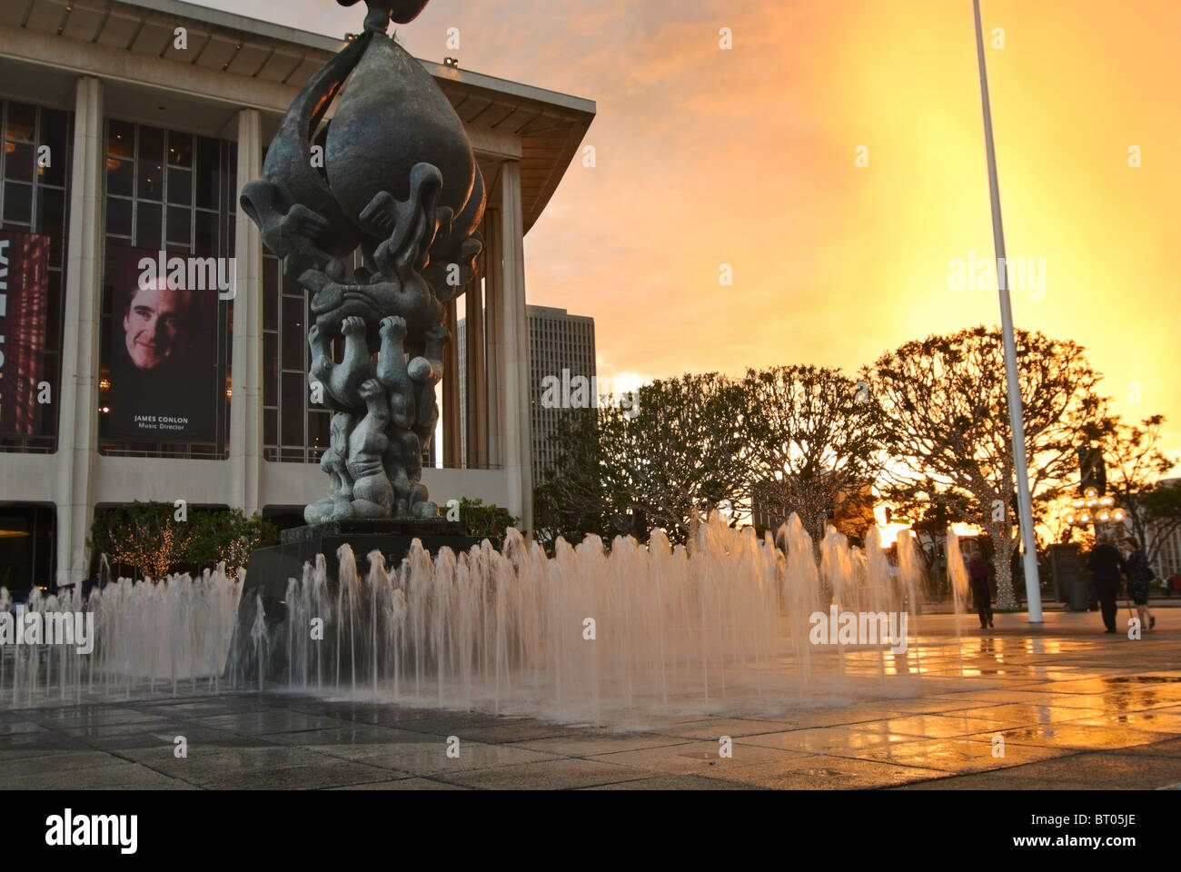 La famosa fontana presso il Los Angeles Music Center in downtown durante il tramonto. Foto Stock