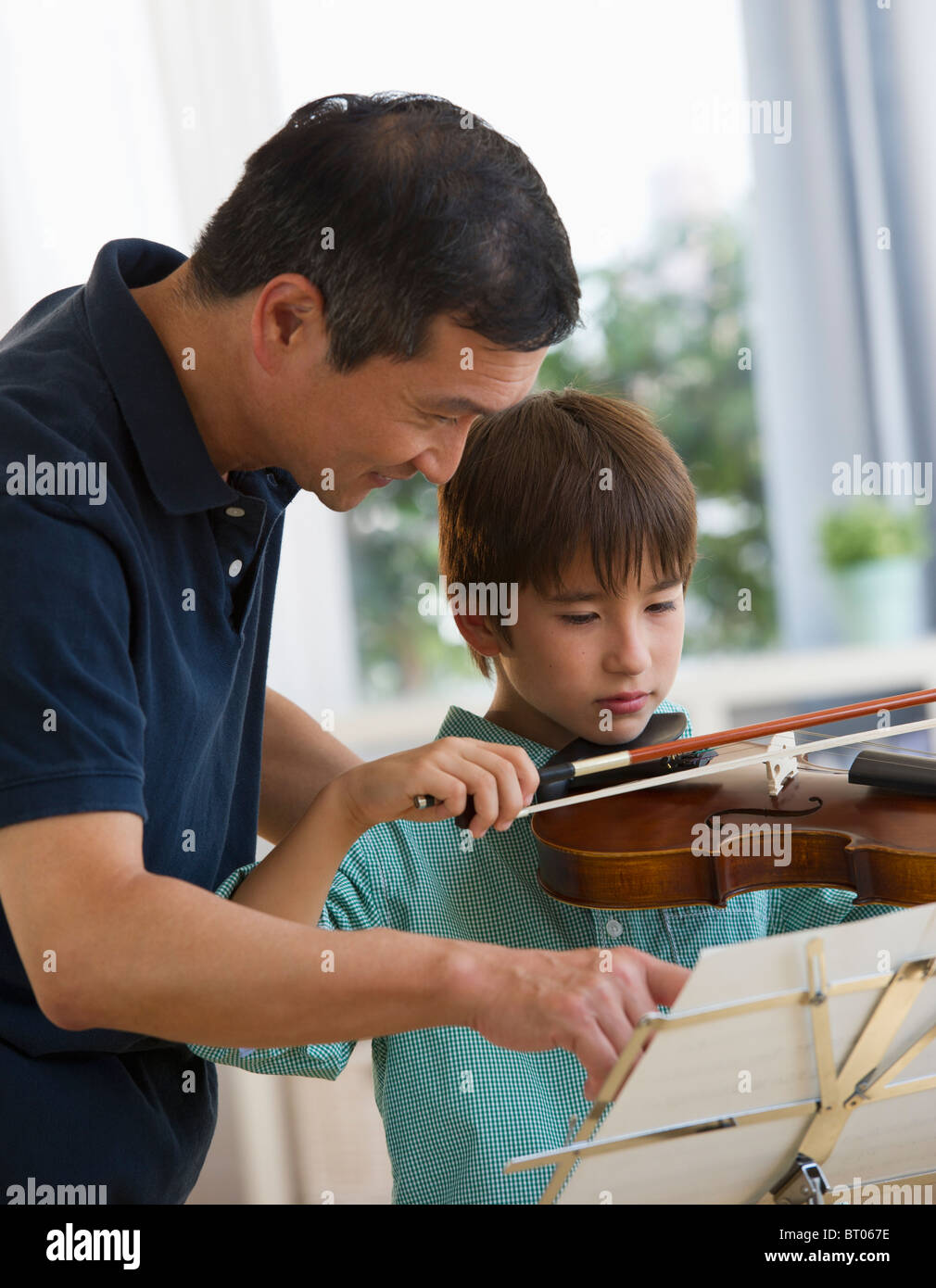 Padre figlio di insegnamento per riprodurre violino Foto Stock