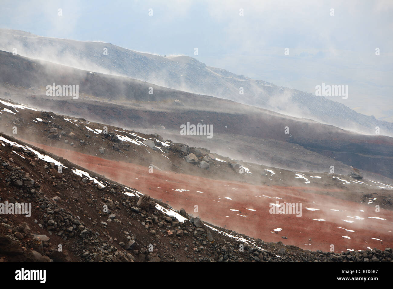Nuvoloso scena sopra il vulcano Cotopaxi in Ecuador Foto Stock