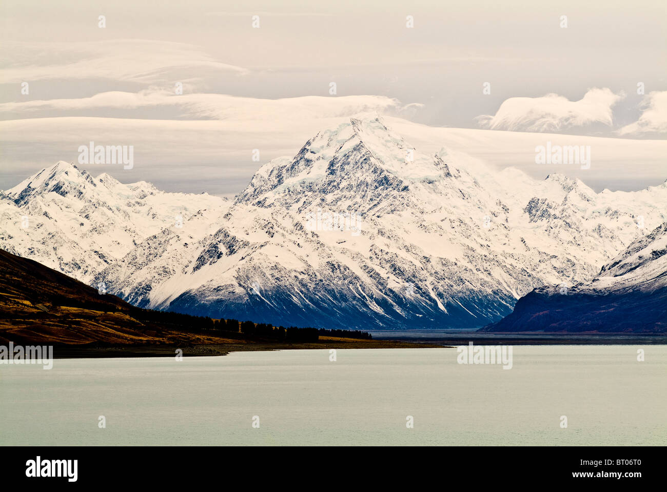 Il picco più alto in Australasia, Mt Cook, drapped in pittorica di luce a sopraggitto Foto Stock
