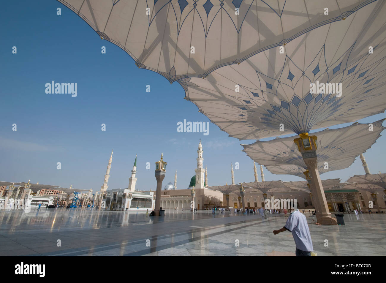 Pellegrini a piedi sotto ombrelloni giganti in moschea Nabawi composto il 22 aprile 2010 a Medina, Regno di Arabia Saudita Foto Stock