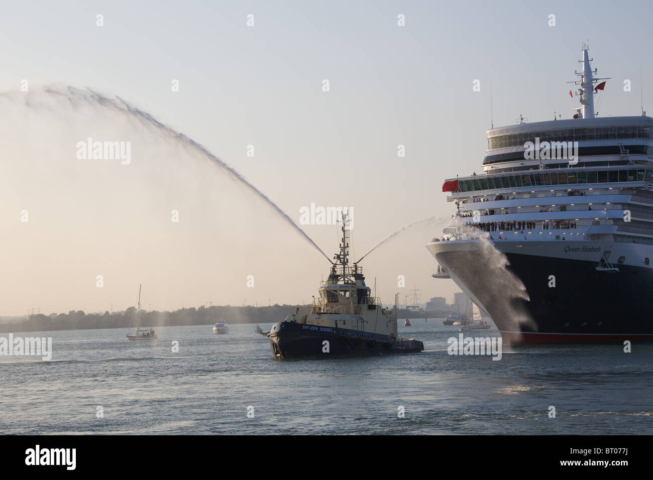 Tirare tirare ocean liner dal dock. Foto Stock