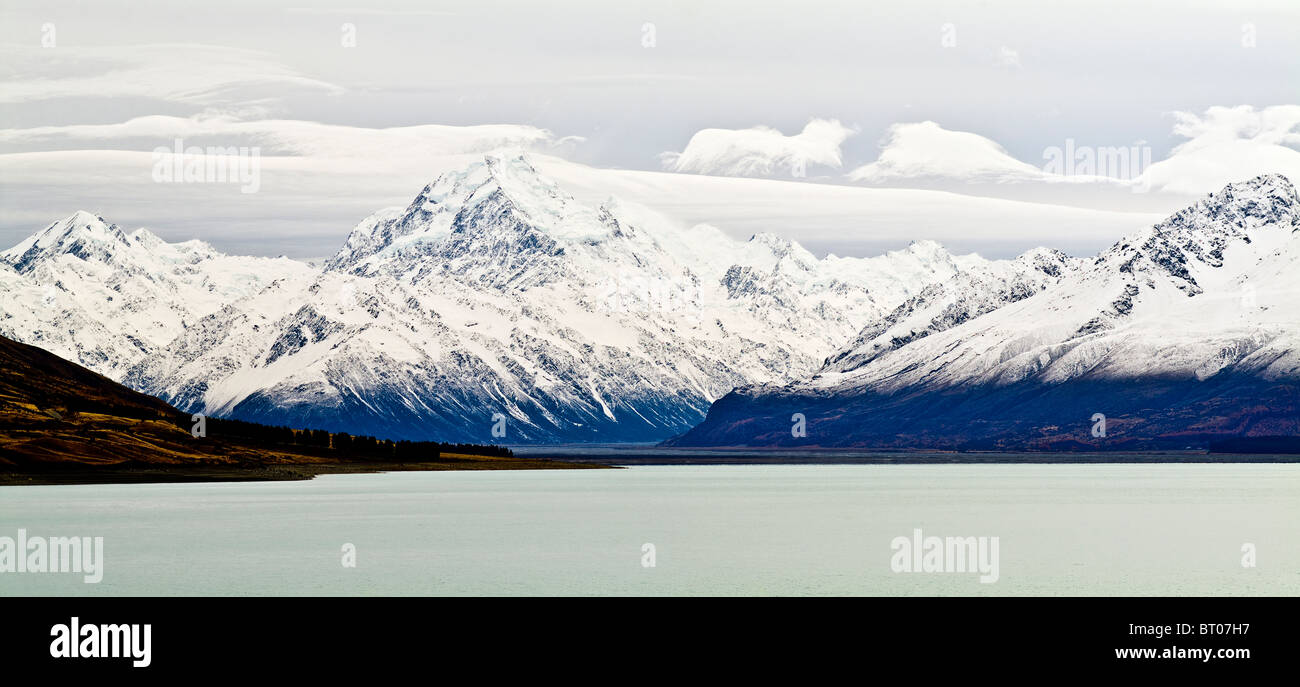 Il picco più alto in Australasia, Mt Cook, drapped in pittorica di luce a sopraggitto Foto Stock
