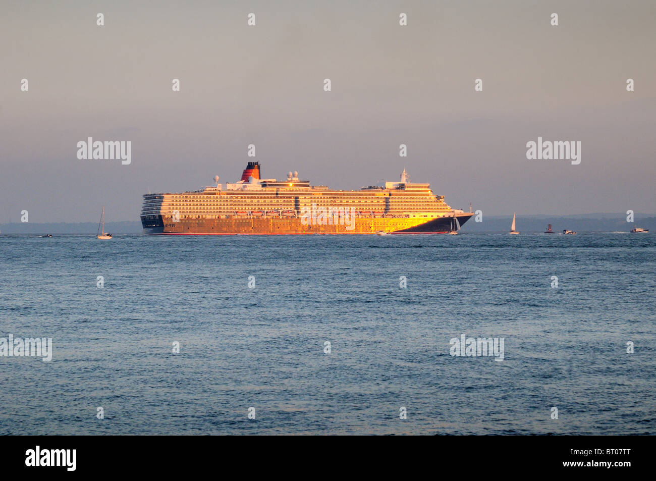 Rivestimento "Queen Elizabeth" vela sul suo viaggio inaugurale da Southampton acqua Foto Stock