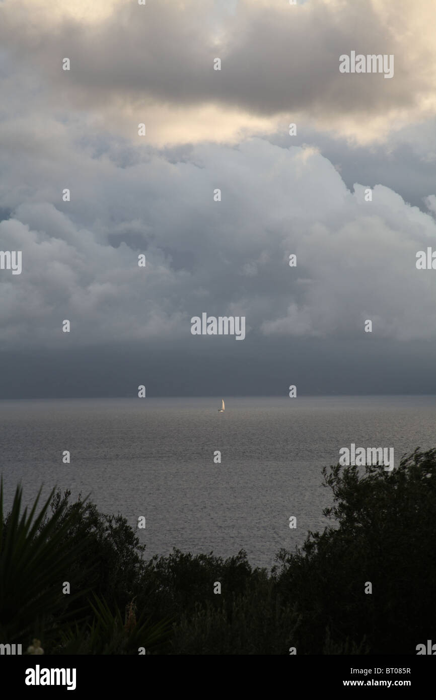 Barca a vela insieme contro una skyline di tempesta Foto Stock