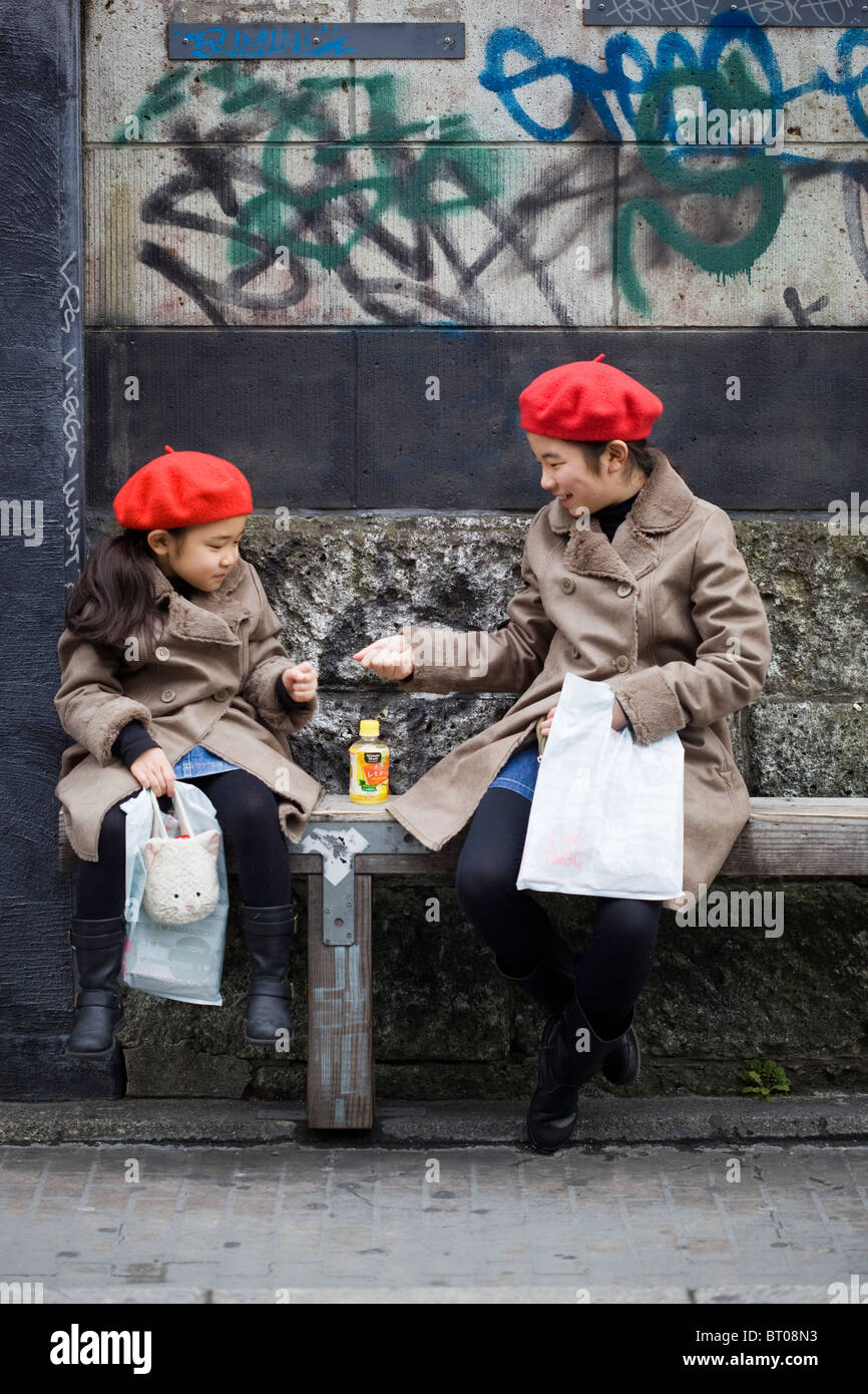 Due sorella gioca Harajuku Tokyo Giappone Foto Stock