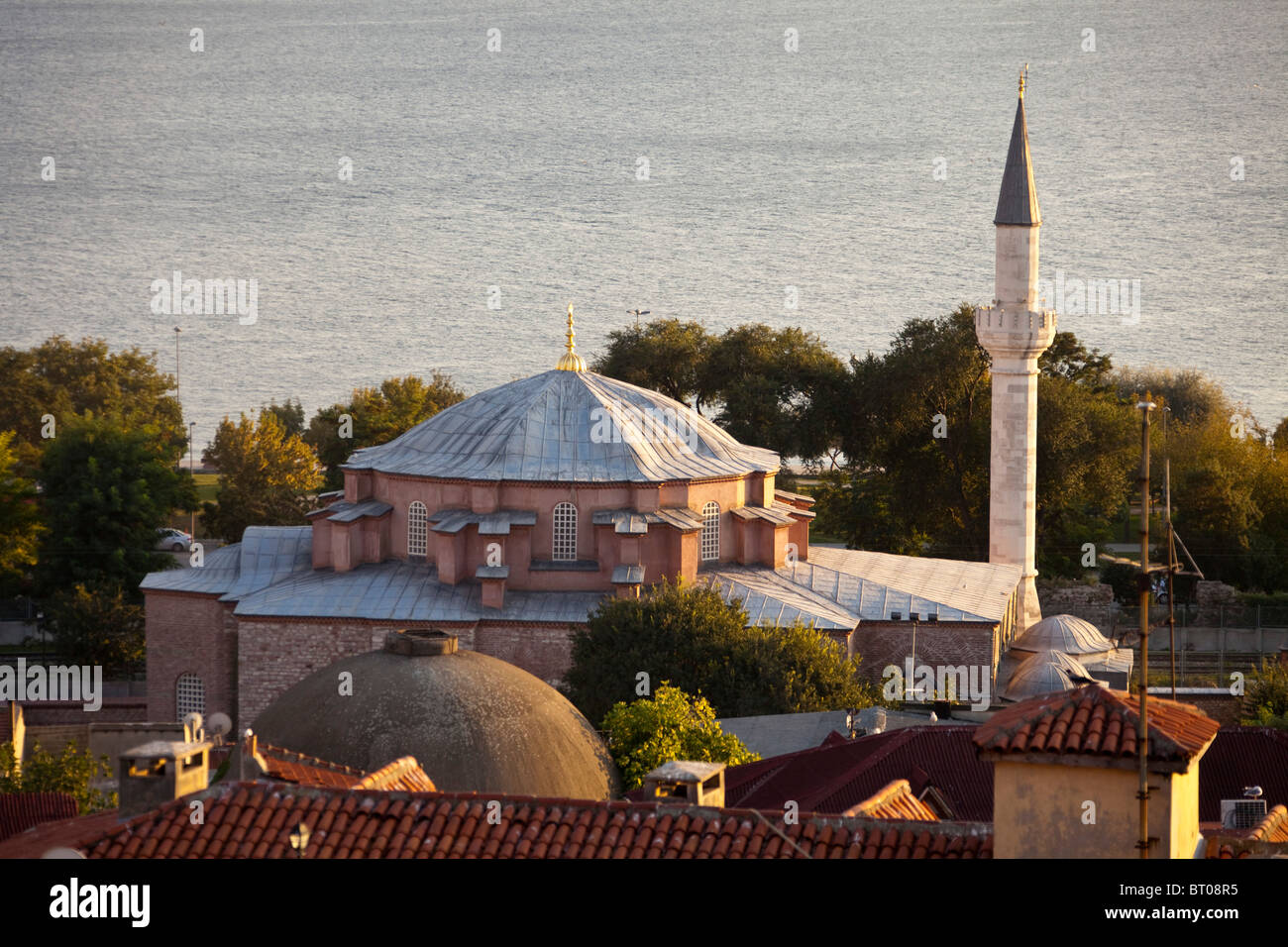 Rosa moschea di Istanbul che si affaccia sul Mar di Marmara Turchia Foto Stock
